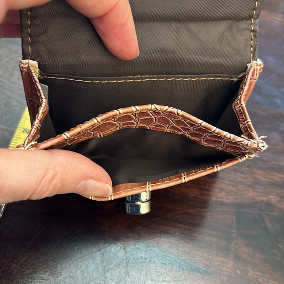 Embossed wallet - Picture 7 of 7